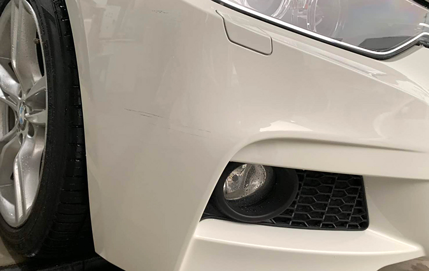 BMW修理前フロントバンパー