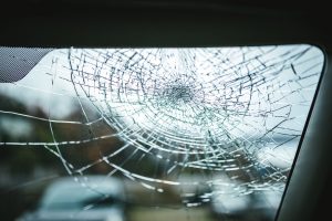 フロントガラスの飛び石傷は修理すべきか 放置すべきか