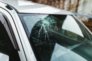 フロントガラスの飛び石傷は修理すべきか 放置すべきか 横浜で車の傷修理 板金塗装ならニコニコ板金館