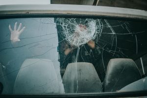 フロントガラスの飛び石傷は修理すべきか 放置すべきか 横浜で車の傷修理 板金塗装ならニコニコ板金館